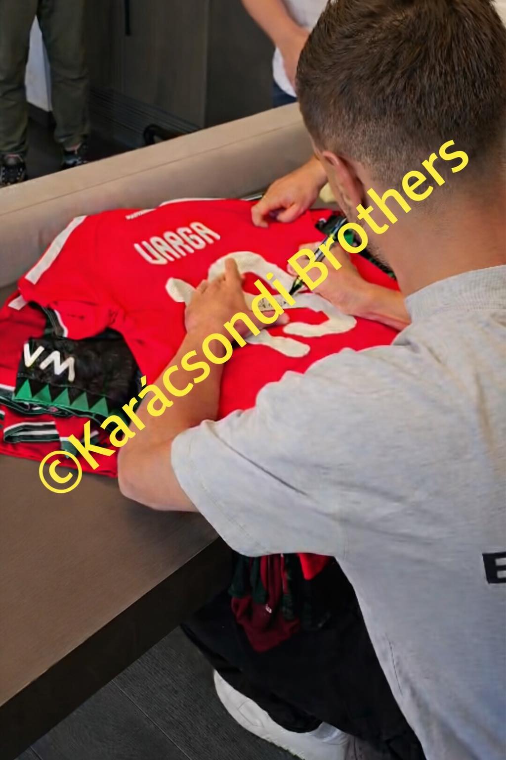 Varga Barnabás dedikált mez