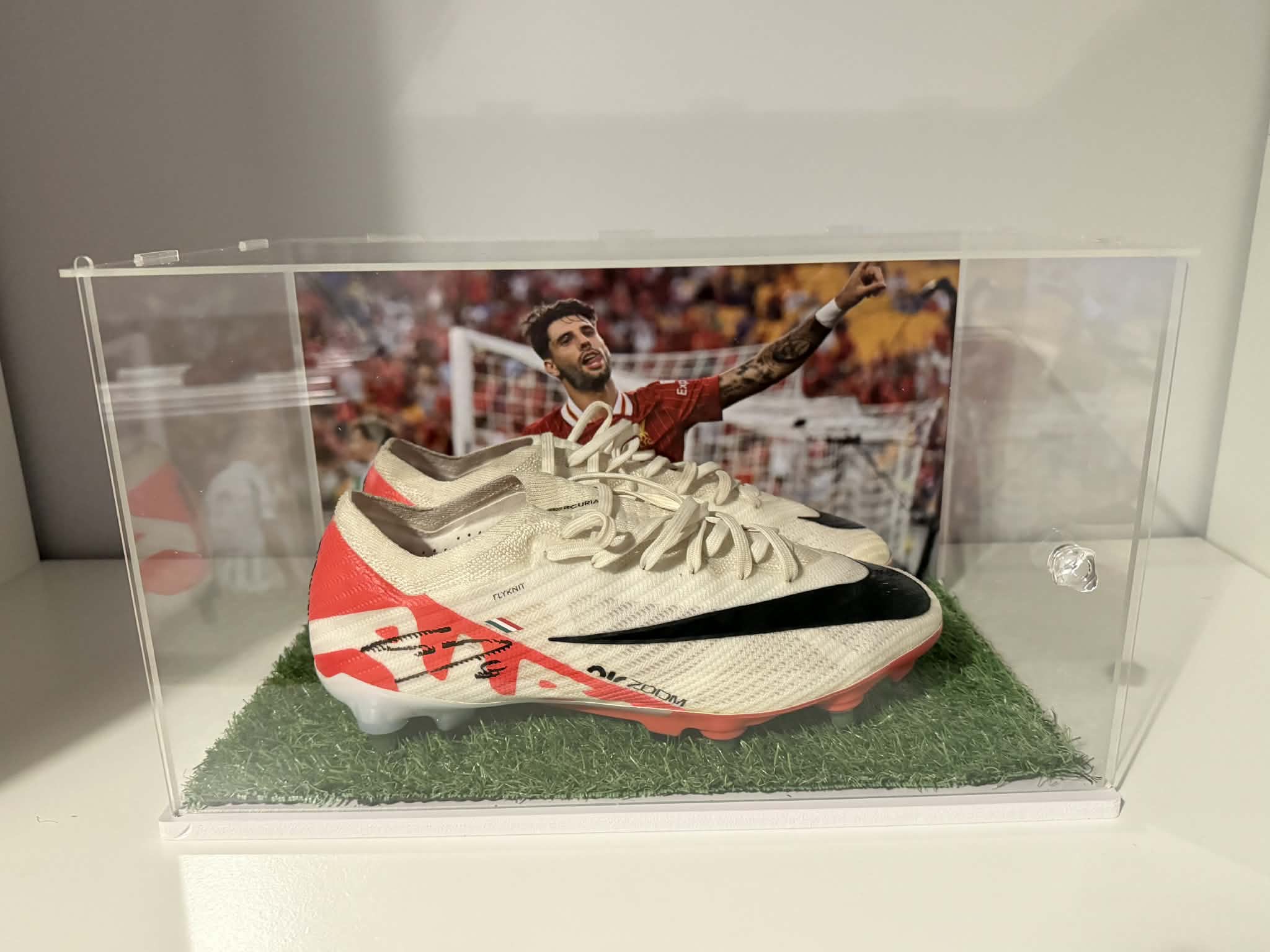Szoboszlai Dominik által aláírt futballcipő vitrinben