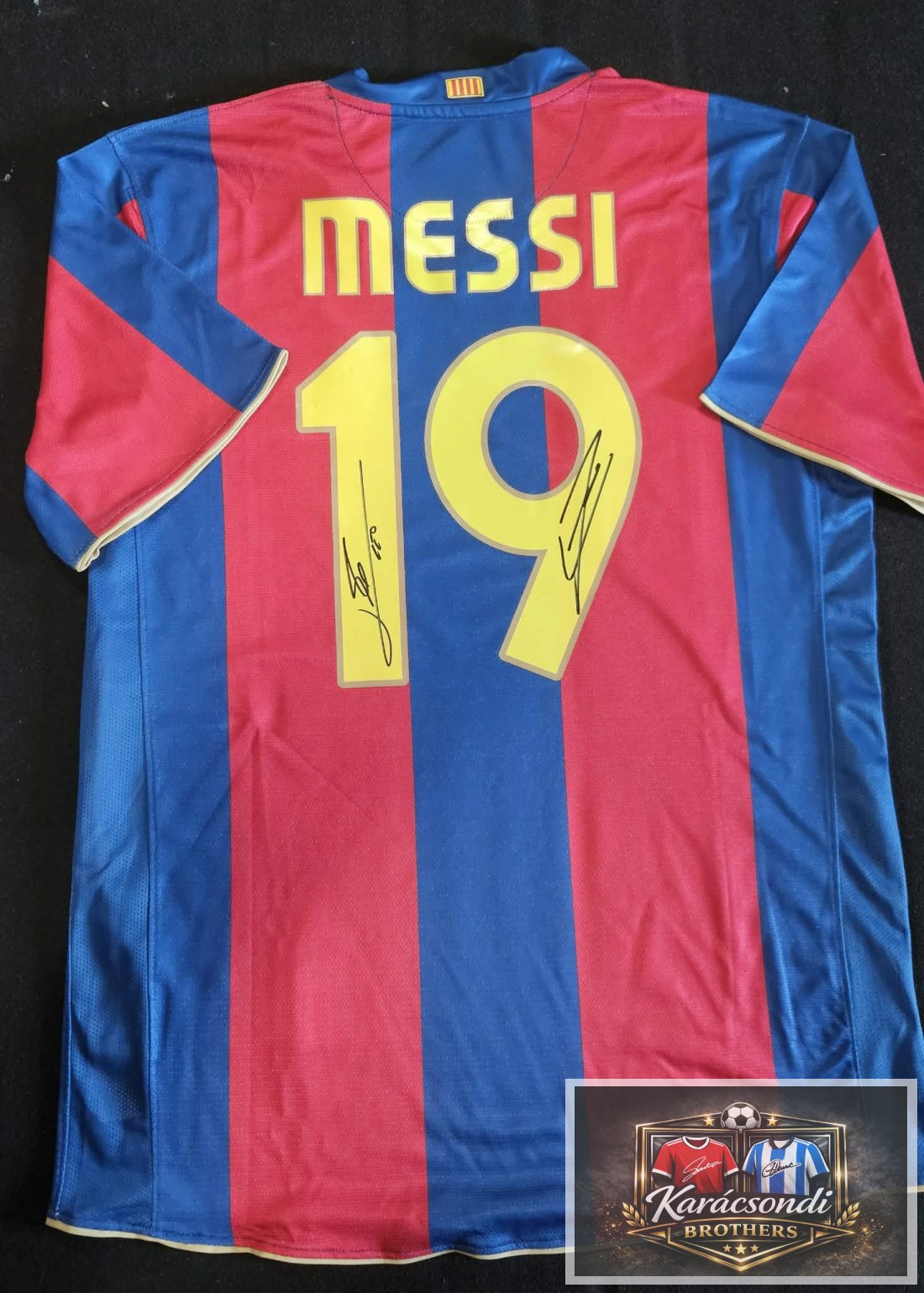 Lionel Messi és Lamine Yamal által aláírt Barcelona mez